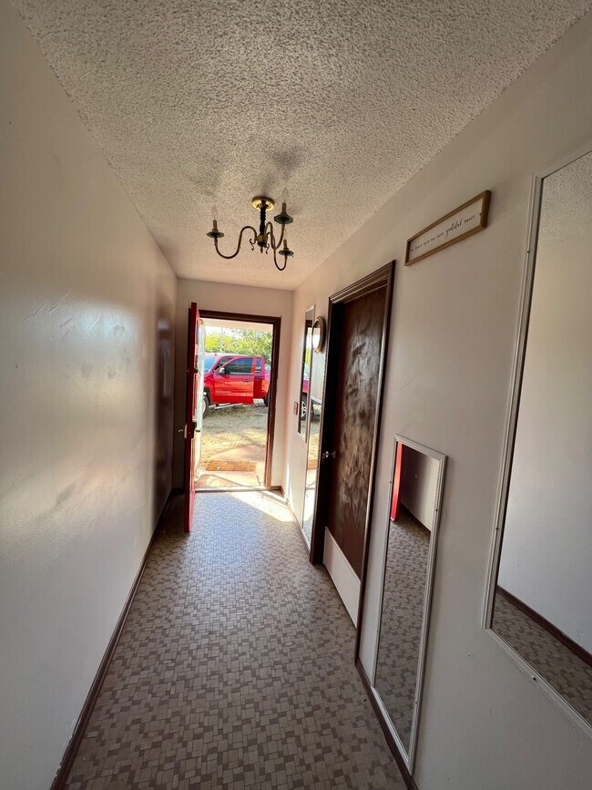 Foto del edificio - 924 W Cantwell Ave