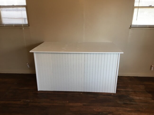 Building Photo - Very cute 2 Bedroom 1 Bath with Bonus Room.