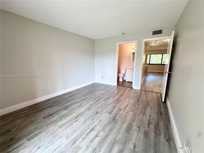 Foto del edificio - 120 Meadows Cir