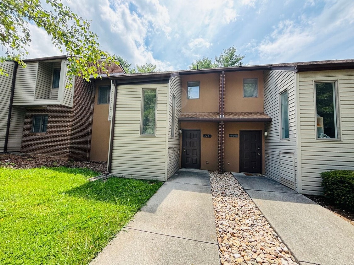 3 Bedroom 2.5 Bath Townhouse - 3 Bedroom 2.5 Bath Townhouse