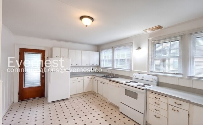 Building Photo - 1125 Highland Dr