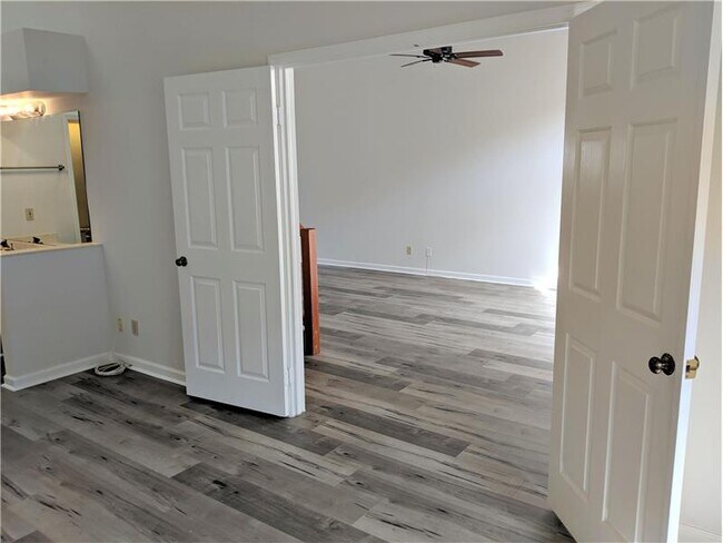 Building Photo - 305 Landings Blvd