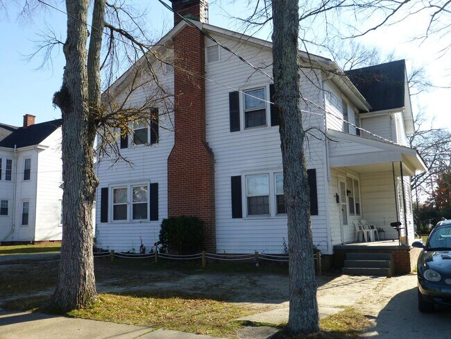 Building Photo - 216 Briggs St