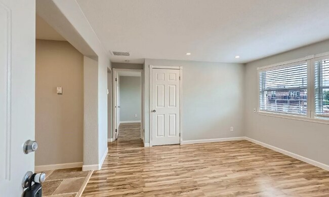 Building Photo - Two bedroom remodeled condo!