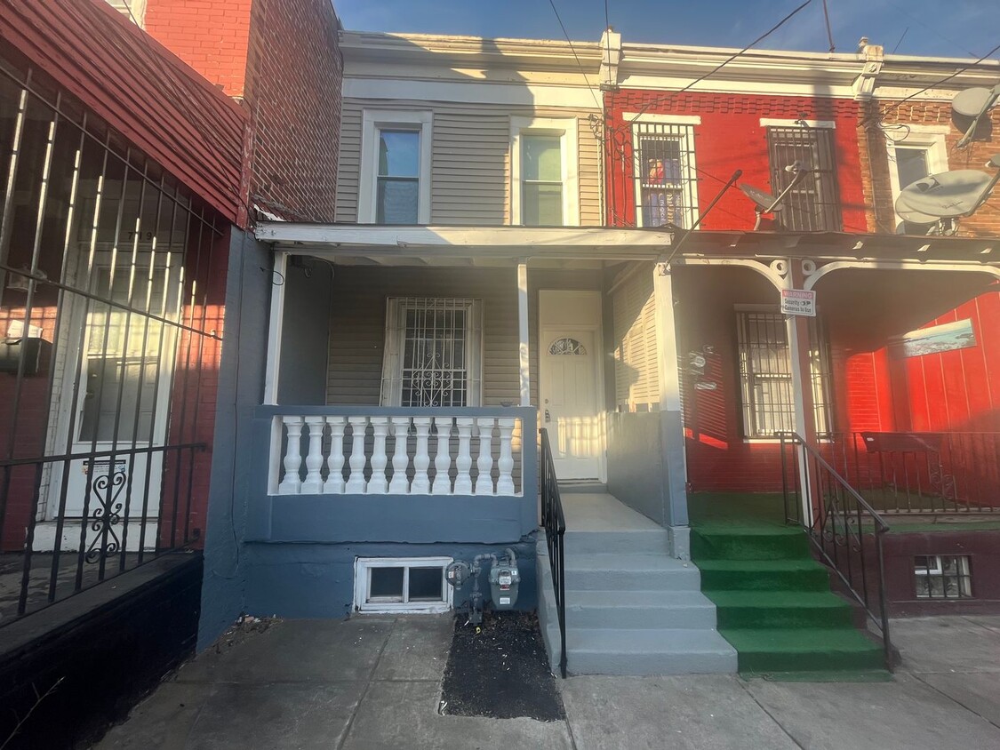 Foto principal - Newly Renovated 2 Bed/1.5 Bath Row Home in...