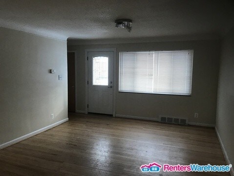 Building Photo - Move in Ready 2 Bed/ 1 Bath Condo