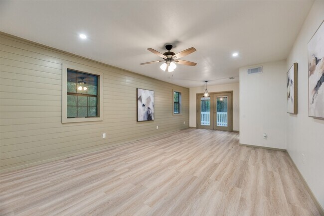 Foto del edificio - 7680 Private Rd 2576