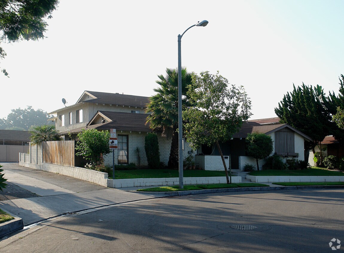 Primary Photo - 551 Fashion Park St