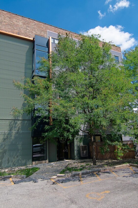 Foto principal - 1165 E 63rd St