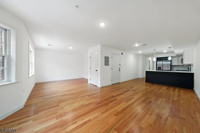 Building Photo - 52 James St