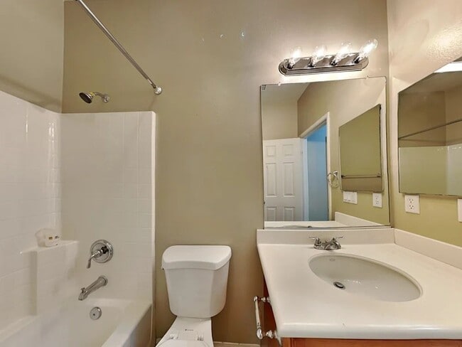 Building Photo - 1050 E Agate Ct