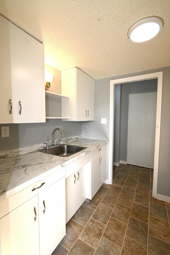 Building Photo - 626 Kinchant St
