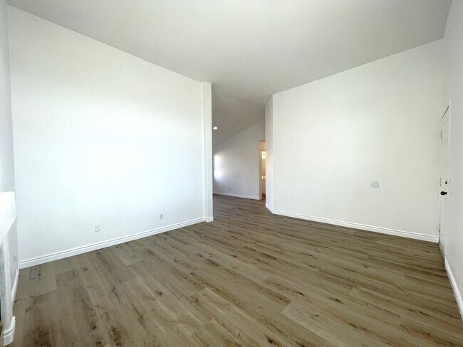 Building Photo - AVAILABLE NOW! 4 Bed 2 Bath Remodeled Home...