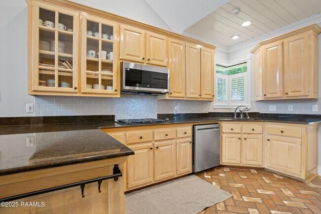 Foto del edificio - Beautifully updated 4-bedroom, 3-bath prop...
