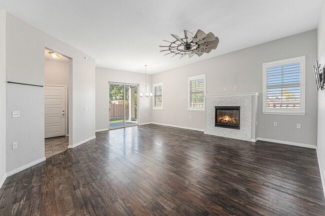 Building Photo - 3 bed/3 bath Amazing House close to Stanle...