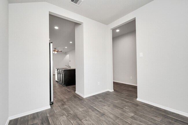 Foto del edificio - 9847 Laurel Lake Dr