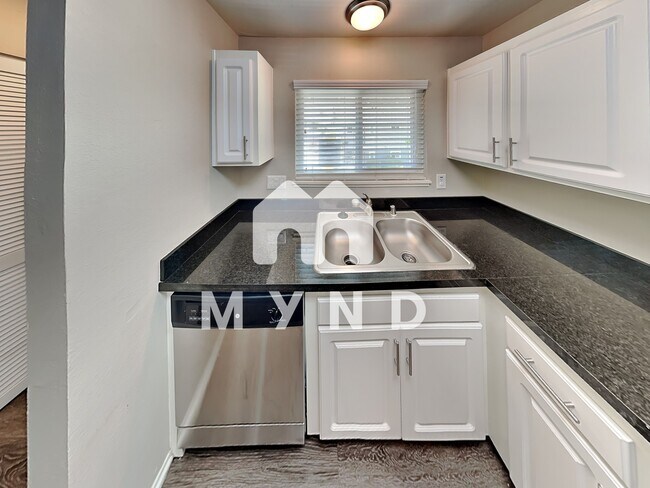Building Photo - 6500 Country Club Dr Apt 16