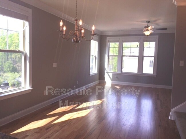 Foto del edificio - 550 Village Loop Dr