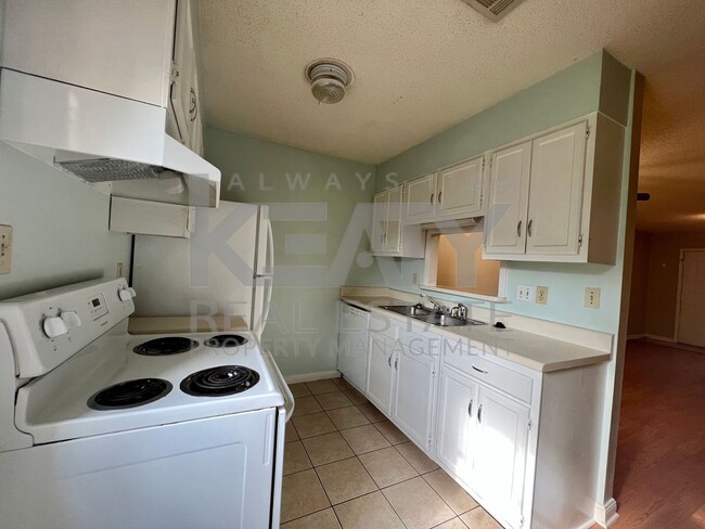 Building Photo - 2 Bedroom, 1.5 Bathroom Townhouse is Avail...