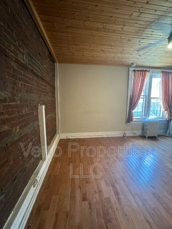 Building Photo - 16 2nd St