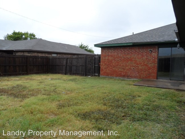 Building Photo - 404 N Nolan River Rd