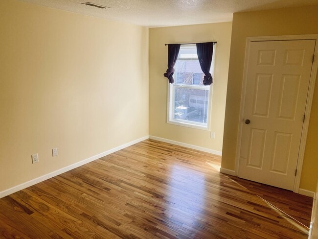 Building Photo - 1 Brad St