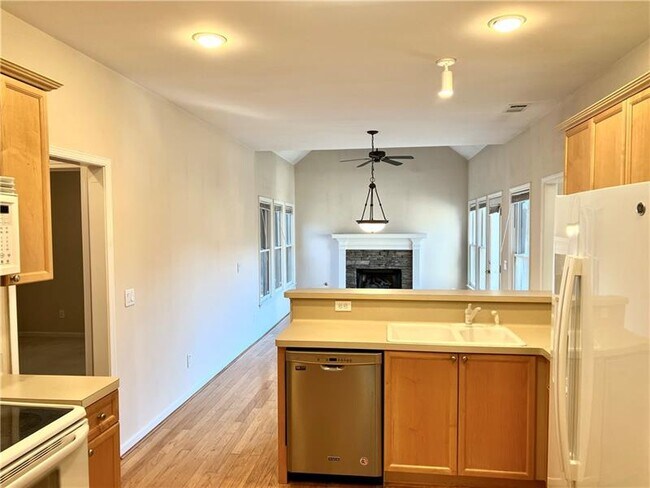 Foto del edificio - 304 Maple Grove Ct
