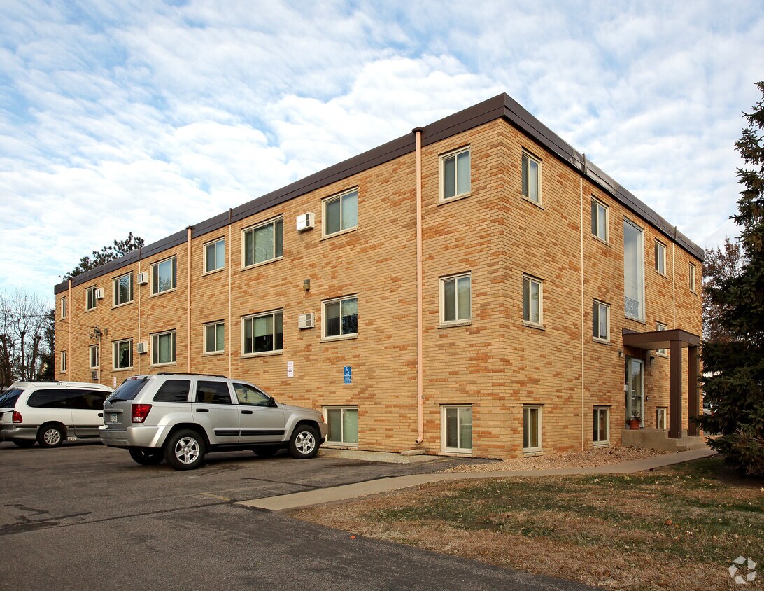 English Manor Apartments in Maplewood, MN