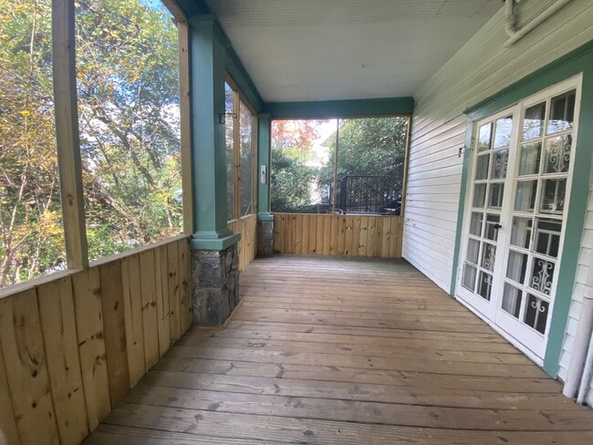 Building Photo - 841 Vedado Way NE