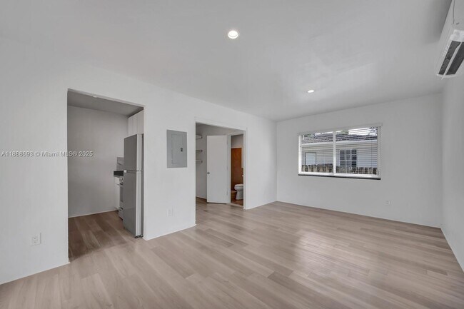 Foto del edificio - 570 NE 68th St