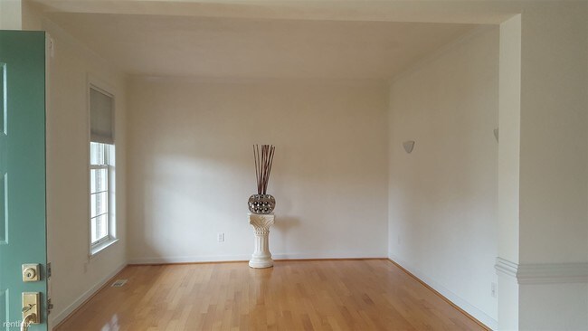Foto del edificio - 806 Falls Creek Dr