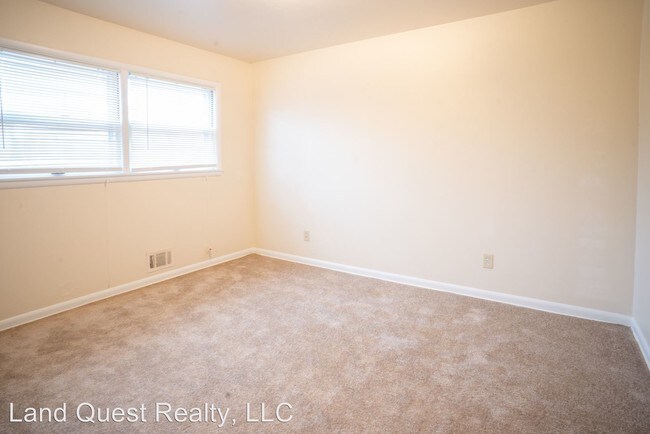 Building Photo - 2 br, 1 bath Apartment - 515 3 Mile Rd.