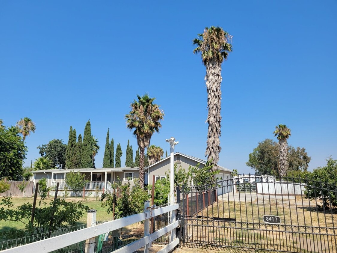 Primary Photo - Cozy 2-Bedroom Home with Huge Garage in Kn...