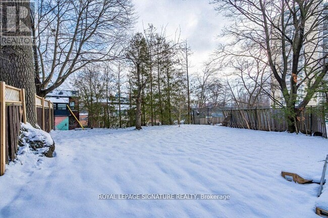 Photo du bâtiment - 67-67 Oakmount Rd