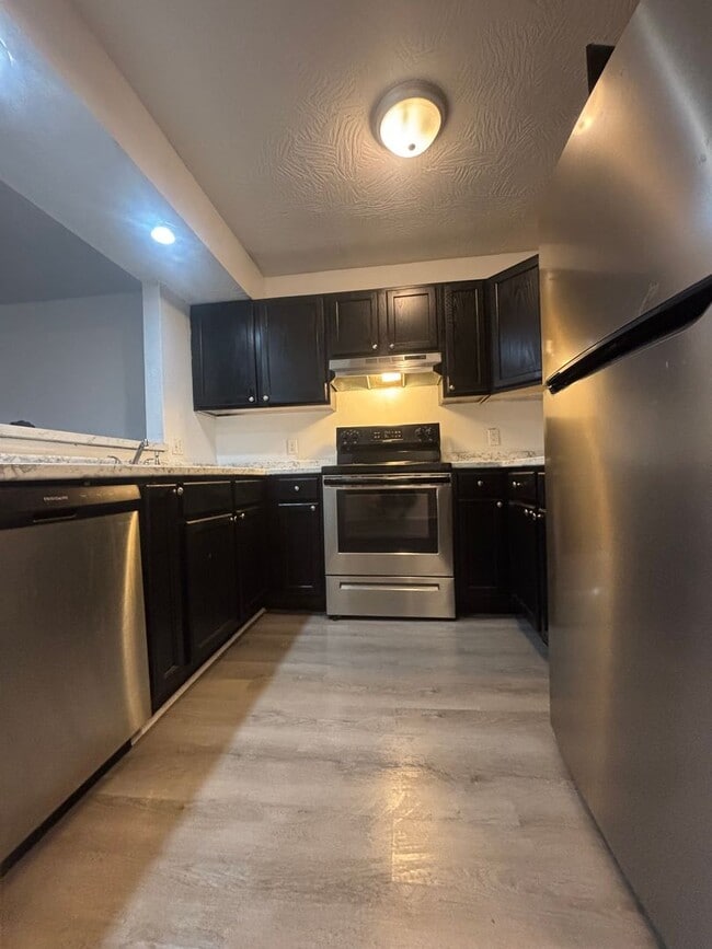 Building Photo - 3 bedroom 2 bathroom Recently Renovated Ap...
