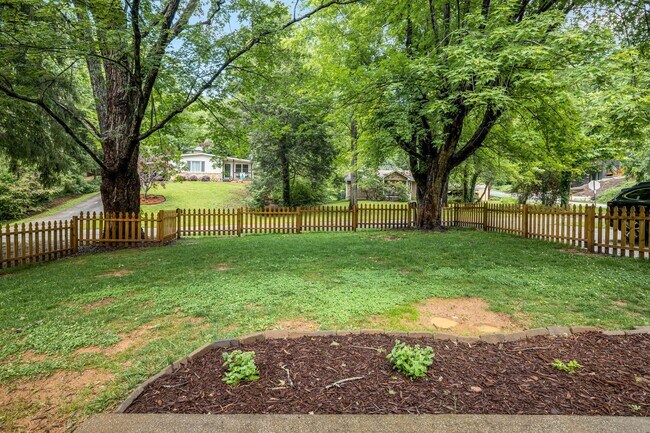 Foto del edificio - Royal Pines Gem with Private Fenced Yard