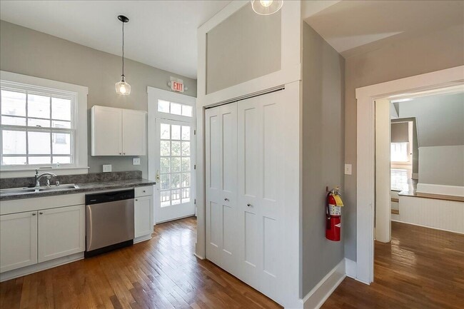 Building Photo - 412 Ann St