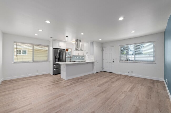 Building Photo - Upstairs 2 bedroom 1 bathroom Condo!