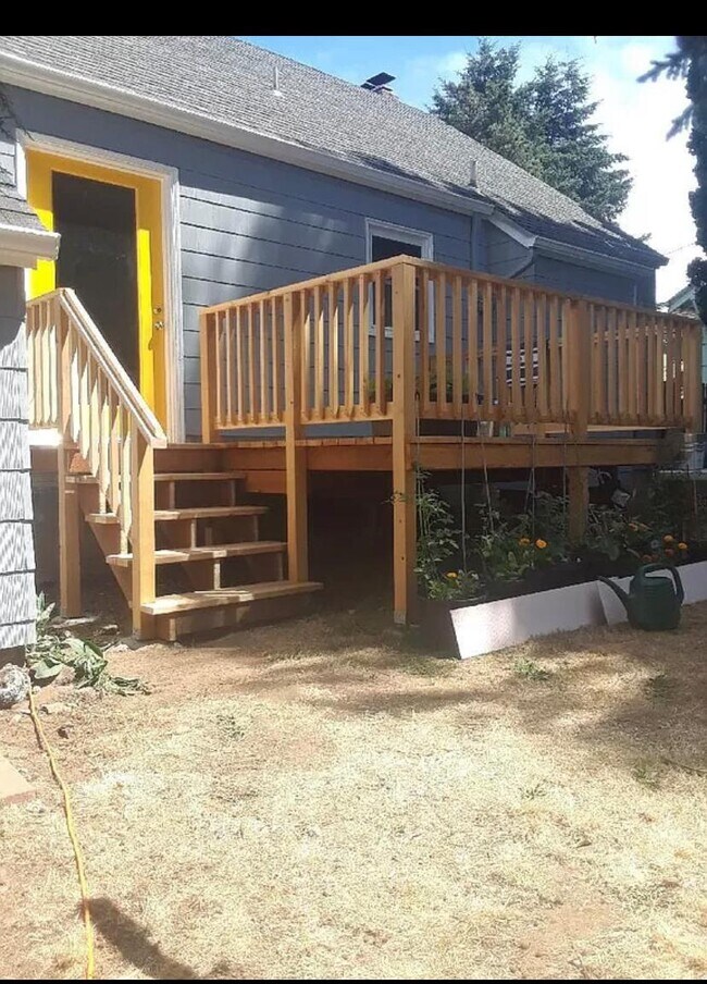 Building Photo - 5615 N Wilbur Ave