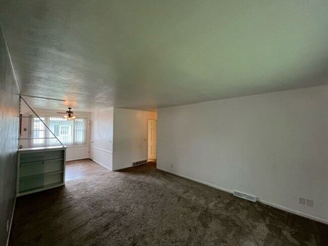 Building Photo - 521