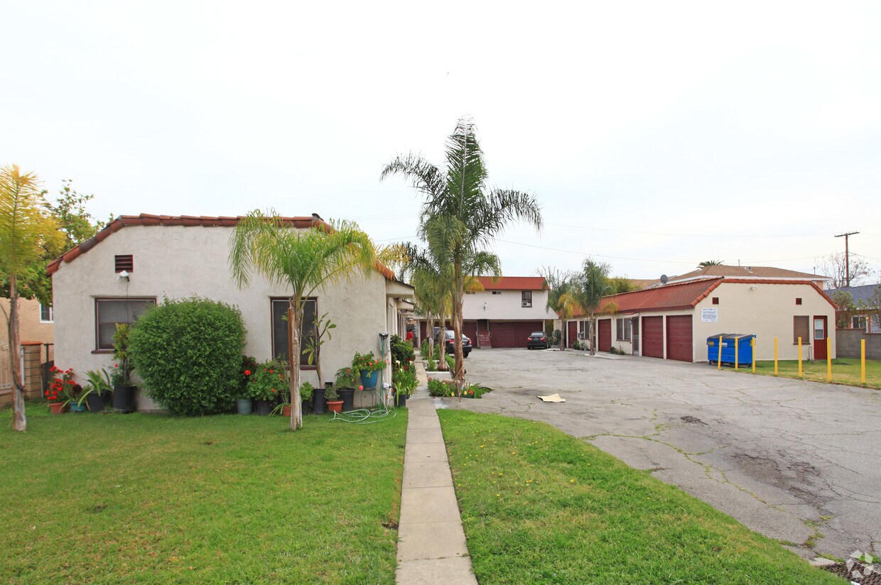 Foto principal - 6110-6120 Heliotrope Ave
