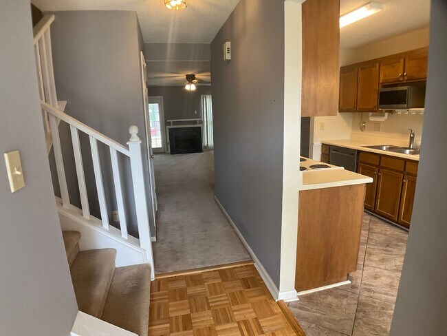 Building Photo - Great 2 bed, 2.5 bath towhome in desirable...