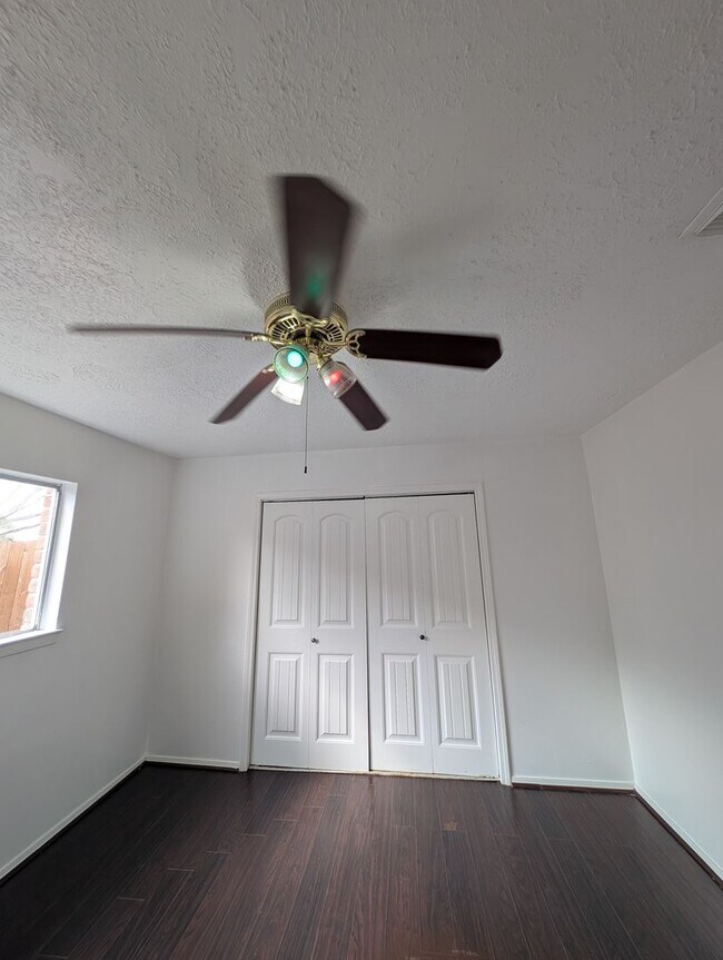 Foto del edificio - Welcome to this beautifully maintained home in the desirable Fairmont Park East area of La Porte!