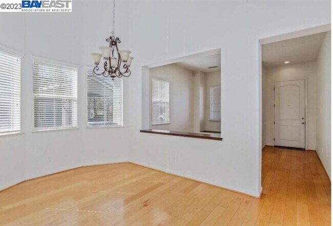 Foto del edificio - 557 Stetson Dr