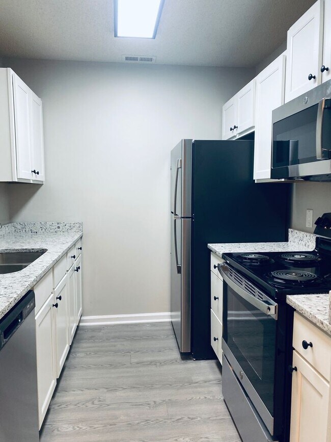 Foto del edificio - Spacious 2 Bedroom Townhomes in the Heart ...