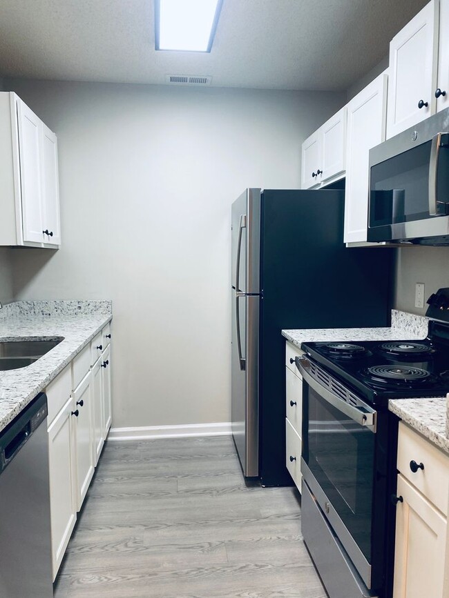 Building Photo - Spacious 2 Bedroom Townhomes in the Heart ...