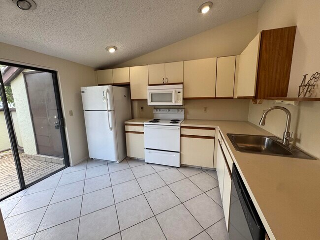 Building Photo - 446 Knollwood Ct