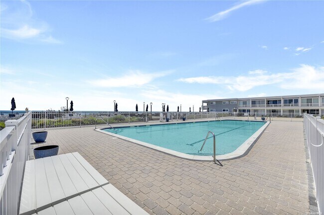 Building Photo - 585 Dune Rd