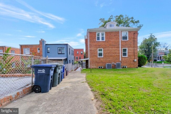 Foto del edificio - 5230 Blaine St NE