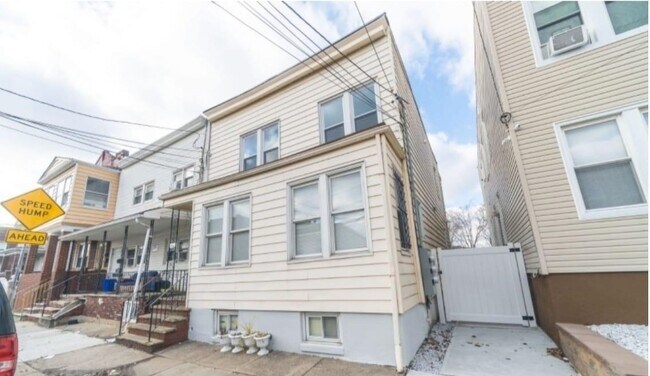 Building Photo - 586 N 11th St